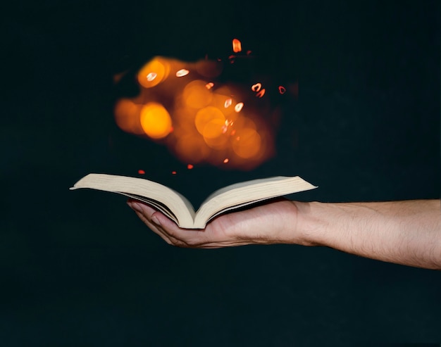 Foto homem segurando livro de mágica com a mão