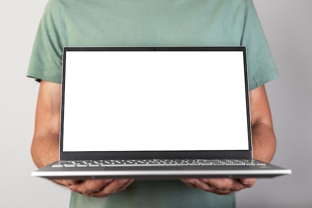 Homem segurando maquete de laptop com tela vazia Macho usando computador para mostrar apresentação para estudo de trabalho Relatar apresentação de inicialização de novo projeto