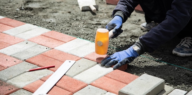 Homem segurando martelo e pedra