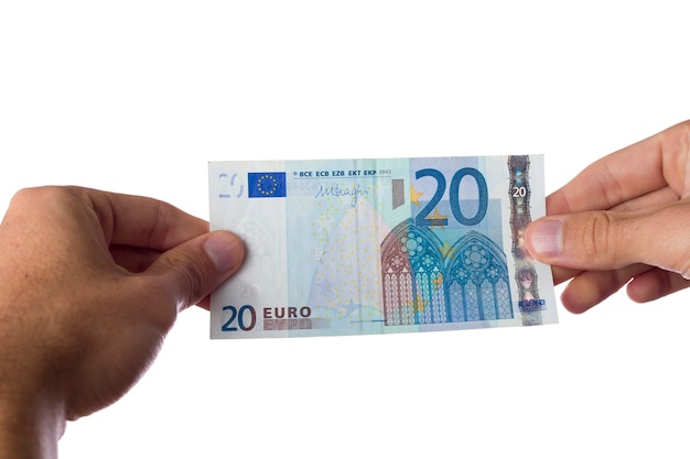 Homem segurando notas de euro em fundo branco.