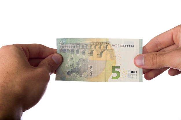 Homem segurando notas de euro em fundo branco.