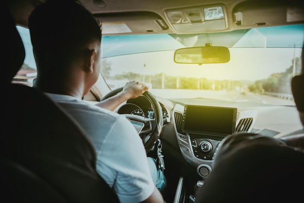Homem segurando o celular e o volante enquanto dirige motorista distraído usando o telefone enquanto dirige Conceito de condução irresponsável