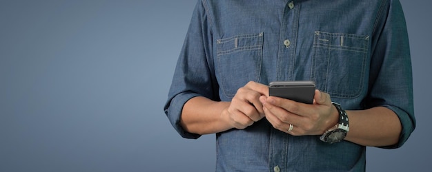 Homem segurando o dispositivo smartphone