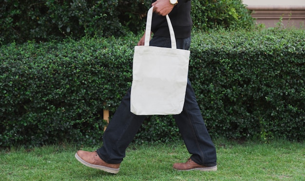 Homem segurando o saco de lona para maquete, conceito de ecologia.