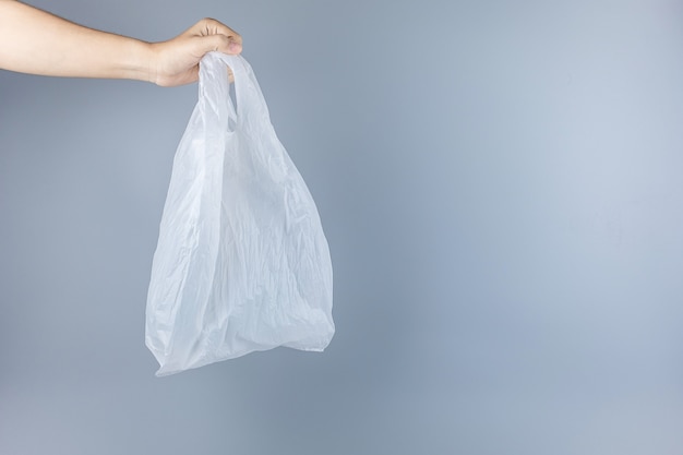 Homem segurando o saco de plástico com espaço de cópia de texto. proteção ambiental, zero desperdício, reutilizável, não diga plástico, dia mundial do meio ambiente e conceito do dia da terra