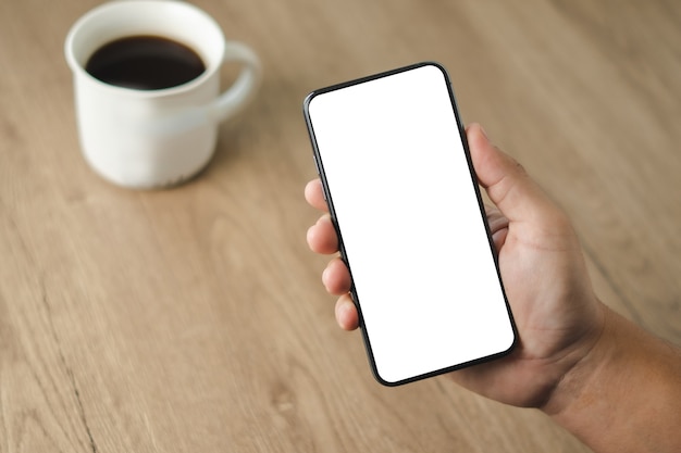 Homem segurando o telefone celular com tela em branco