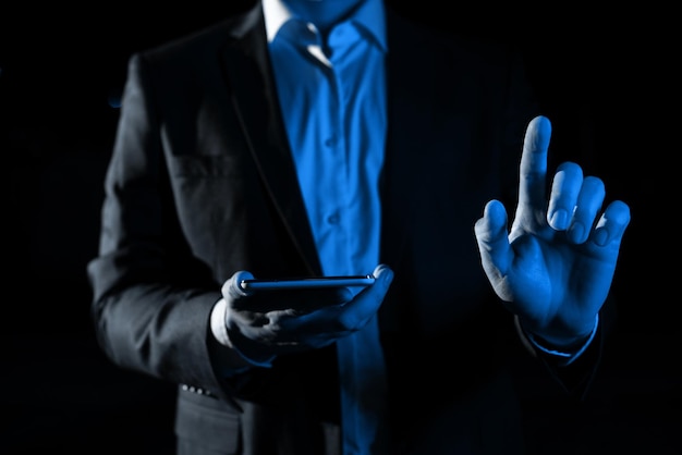 Homem segurando o telefone celular e apontando para atualizações recentes com um dedo Empresário com óculos de realidade virtual celular e apresentando uma nova ideia