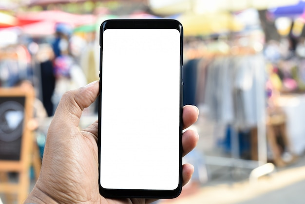 Foto homem, segurando o telefone inteligente no fundo desfocado