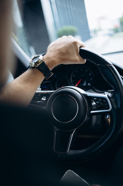 Homem segurando o volante fechar foto