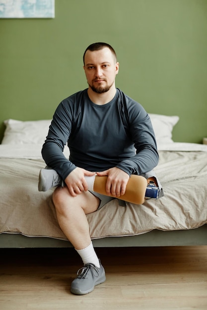 Homem segurando perna protética