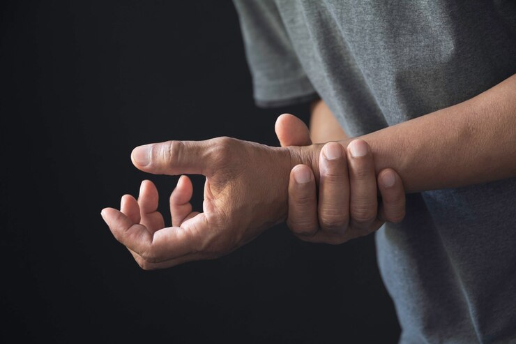 Foto homem, segurando, seu, pulso dor em um pulso de homem. homem massageando o pulso doloroso.