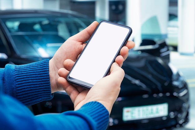 Homem segurando smartphone com tela branca