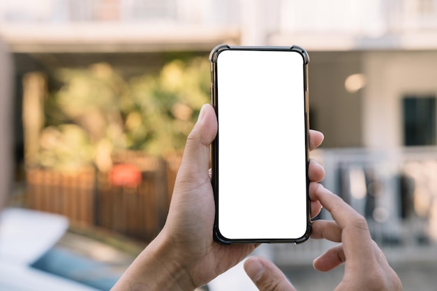 Homem segurando smartphone com tela em branco closeup de mãos Espaço para texto