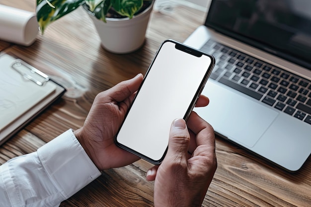 Homem segurando smartphone com tela em branco no escritório Mockup para o seu design