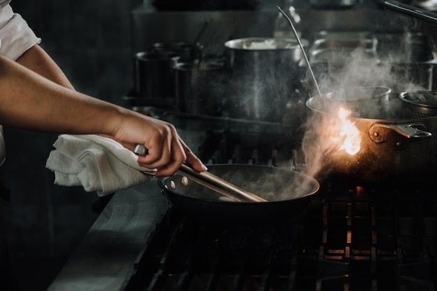 Homem segurando sorvete na cozinha