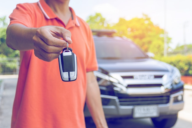 Homem, segurando, teclas carro, com, car