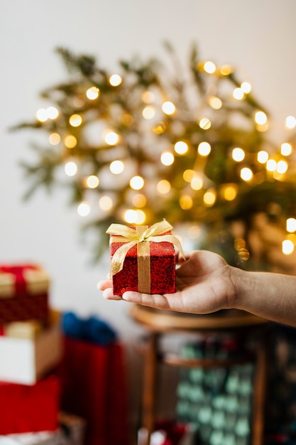 Homem segurando um brilhante presente de natal