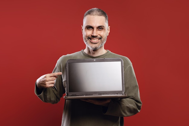 Foto homem segurando um caderno e apontando para ele