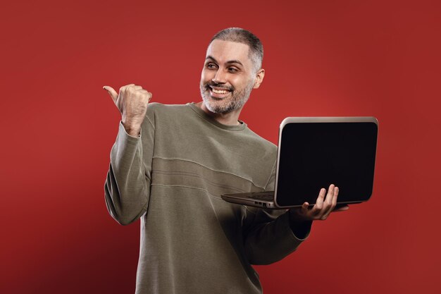 Homem segurando um caderno e apontando para o lado