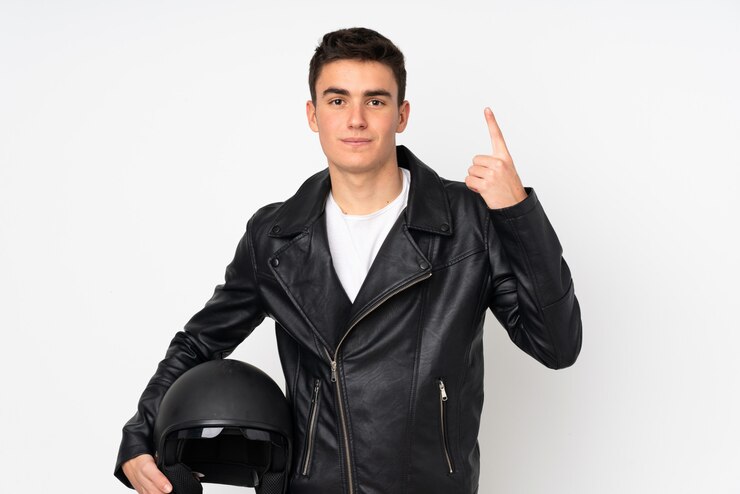 Foto homem segurando um capacete de moto isolado no branco apontando com o dedo indicador uma ótima idéia