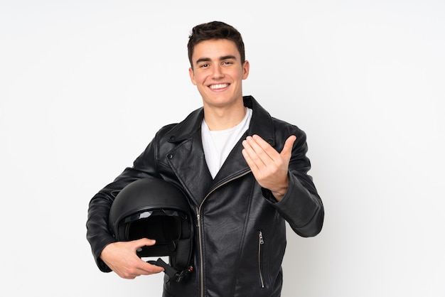 Foto homem segurando um capacete de moto isolado no fundo branco, convidando para vir