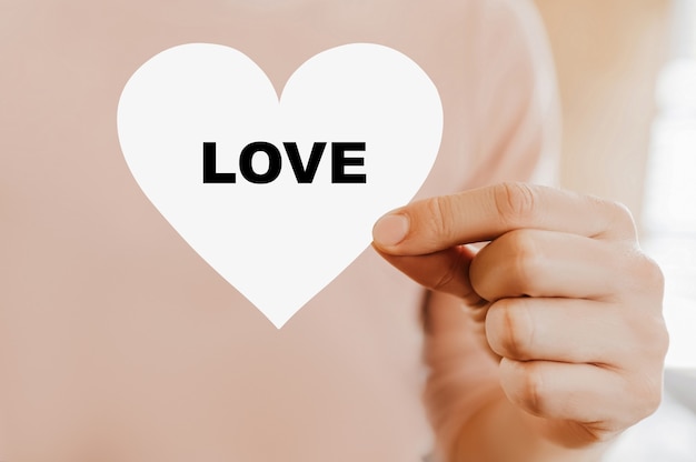 Homem segurando um cartão de amor em forma de coração com amor