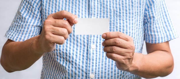 Homem segurando um cartão de visita branco