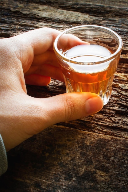 Foto homem segurando um copo de álcool