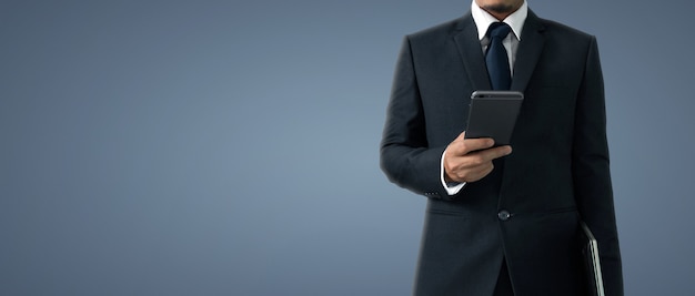 Homem segurando um dispositivo smartphone e tocando a tela