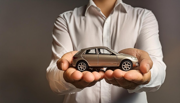 Foto homem segurando um modelo de automóvel em miniatura nas mãos conceito de proteção de compra de carro