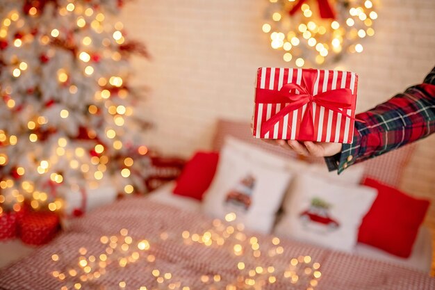 homem segurando um presente de natal