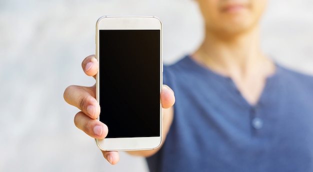 Foto homem segurando um smartphone na mão.