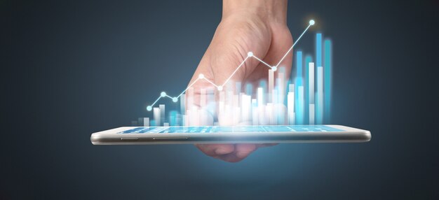 Homem segurando um tablet com um gráfico de crescimento e aumento de indicadores positivos em uma empresa