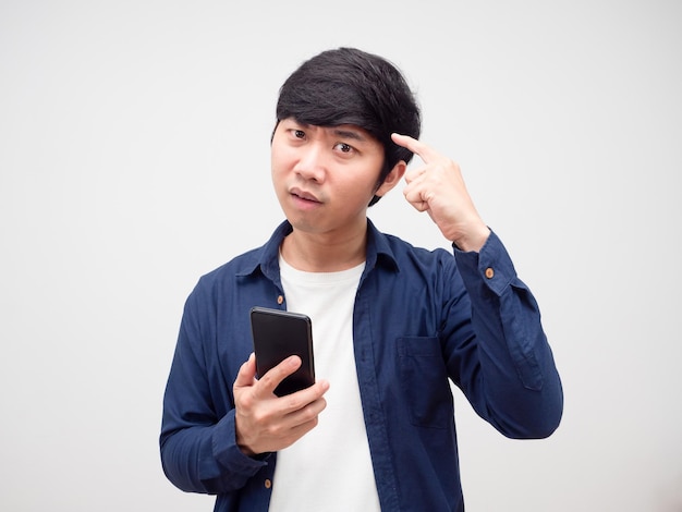 Homem segurando um telefone celular, sentindo um sério apontar o dedo para sua cabeça por pensar