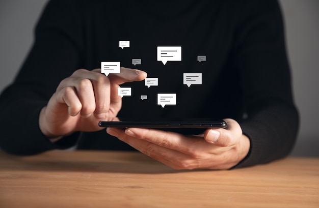 Foto homem segurando um telefone ou tablet com letras