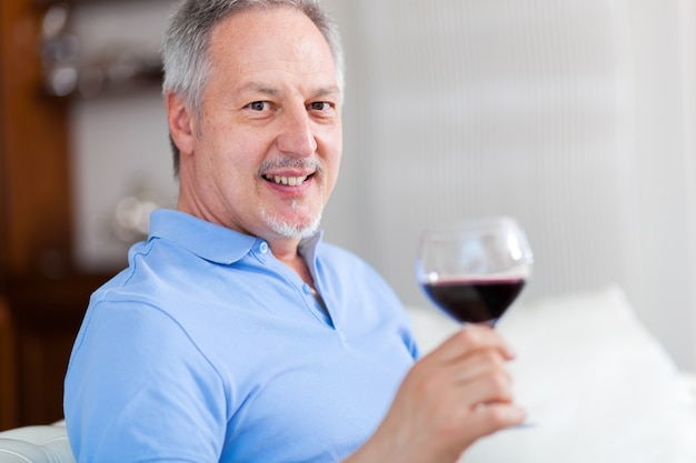Homem, segurando, um, vidro vinho vermelho