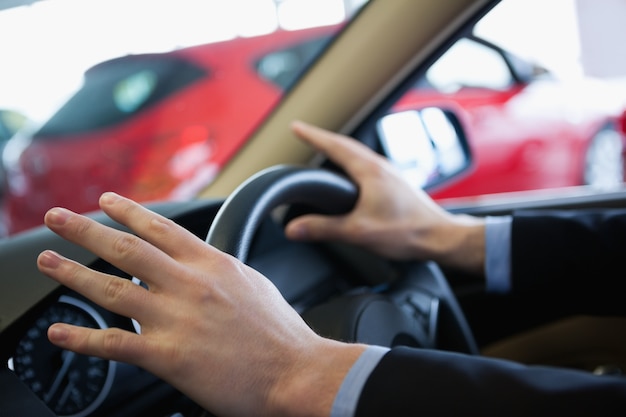 Homem segurando um volante