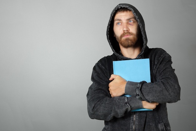 Homem segurando uma bíblia isolada