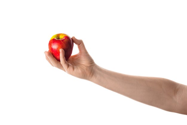Homem segurando uma maçã vermelha na mão. isolado em um fundo branco.