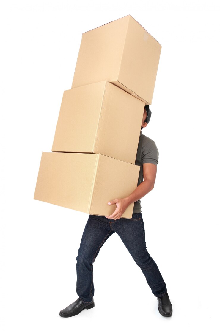 Foto homem segurando uma pilha pesada de caixas de papelão