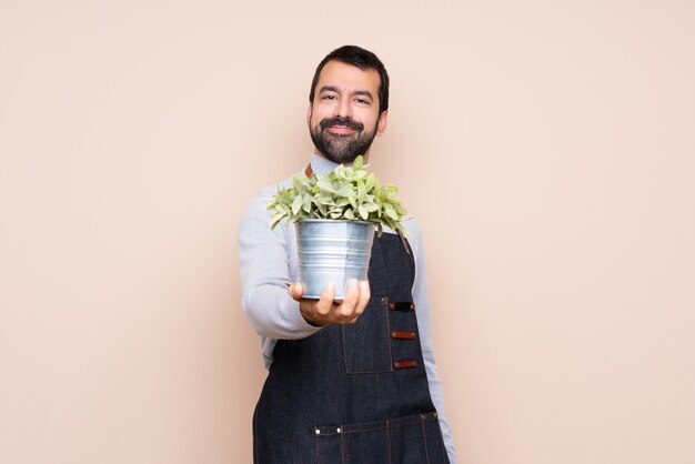 Homem segurando uma planta