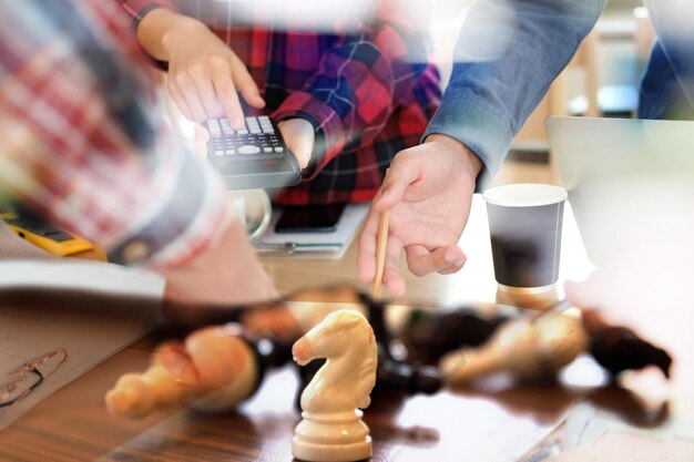 Foto homem segurando uma xícara de café na mesa