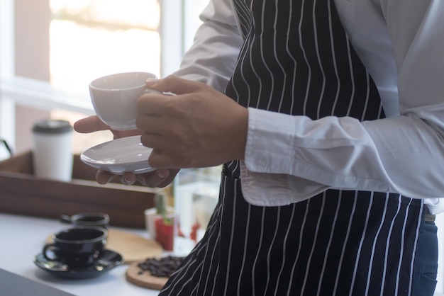 Foto homem segurando uma xícara de café