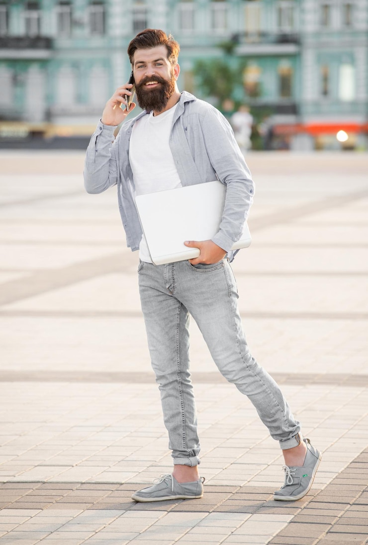 Foto homem sem barbear com comunicação freelancer falar ao telefone homem com comunicação freelance