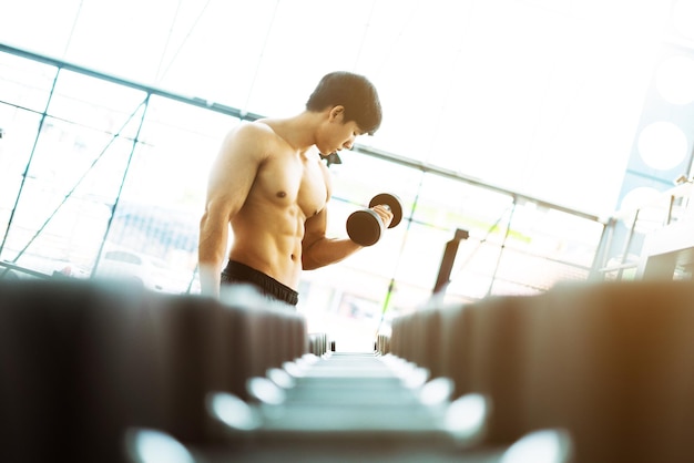 Homem sem camisa a exercitar-se no ginásio
