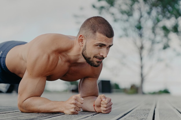 Foto homem sem camisa a olhar para a câmara.