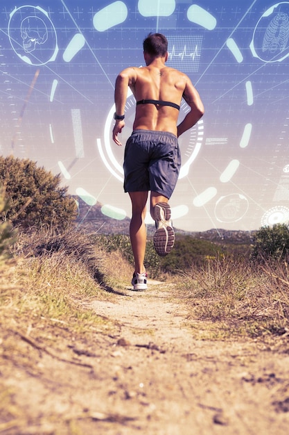 Homem sem camisa correndo com monitor de freqüência cardíaca em volta do peito contra interface de fitness