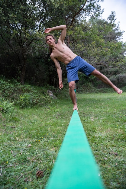 Foto homem sem camisa deitado na grama