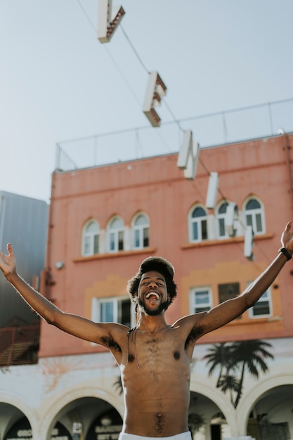 Homem sem camisa em Venice Beach