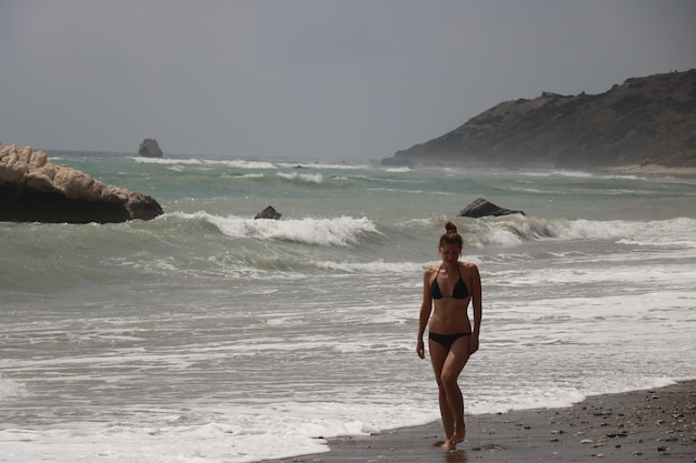 Foto homem sem camisa na praia contra o céu